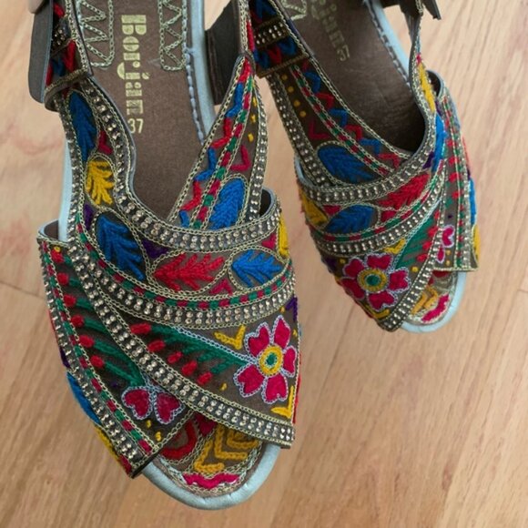 Embroidered oho ummer andals - Picture 2 of 10